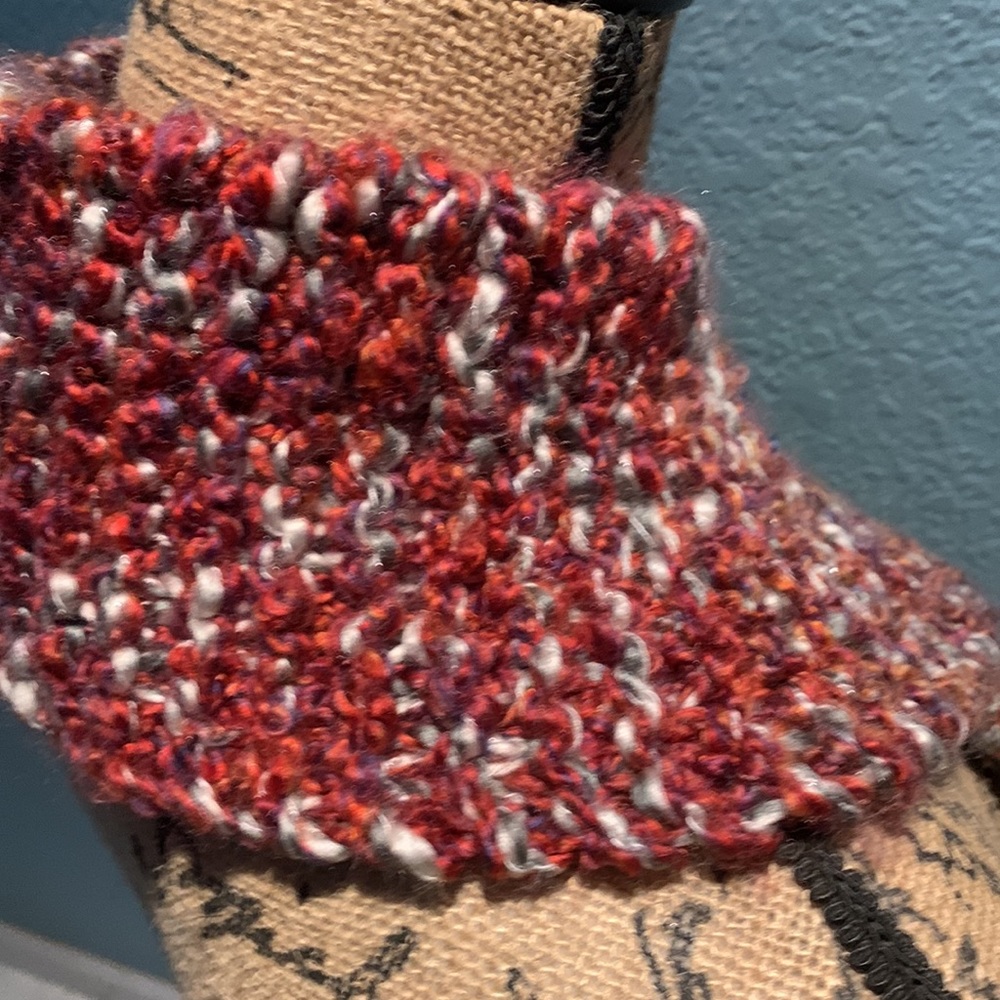 Handmade scarf with a button - Picture 3 of 4